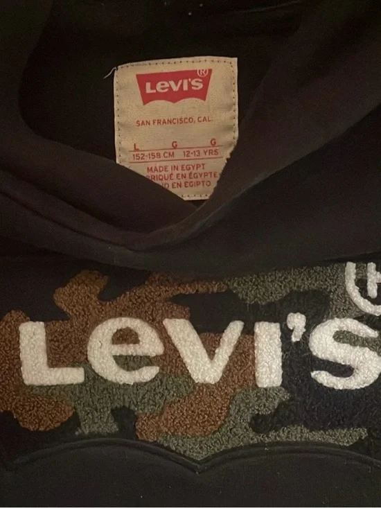 Levi's Black Pullover Hoodie with Camo Logo Patch
🚭 - Picture 2 of 2